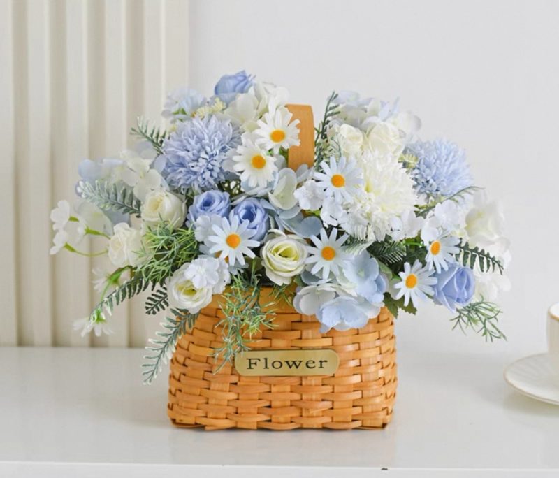 Panier de fleurs variées en rotin – Couleurs variées