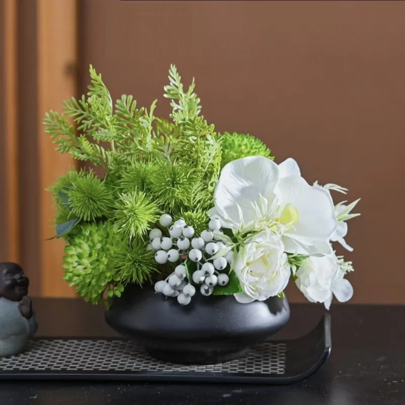 Arrangement floral verdoyant – Orchidées et baies blanches et buisson vert