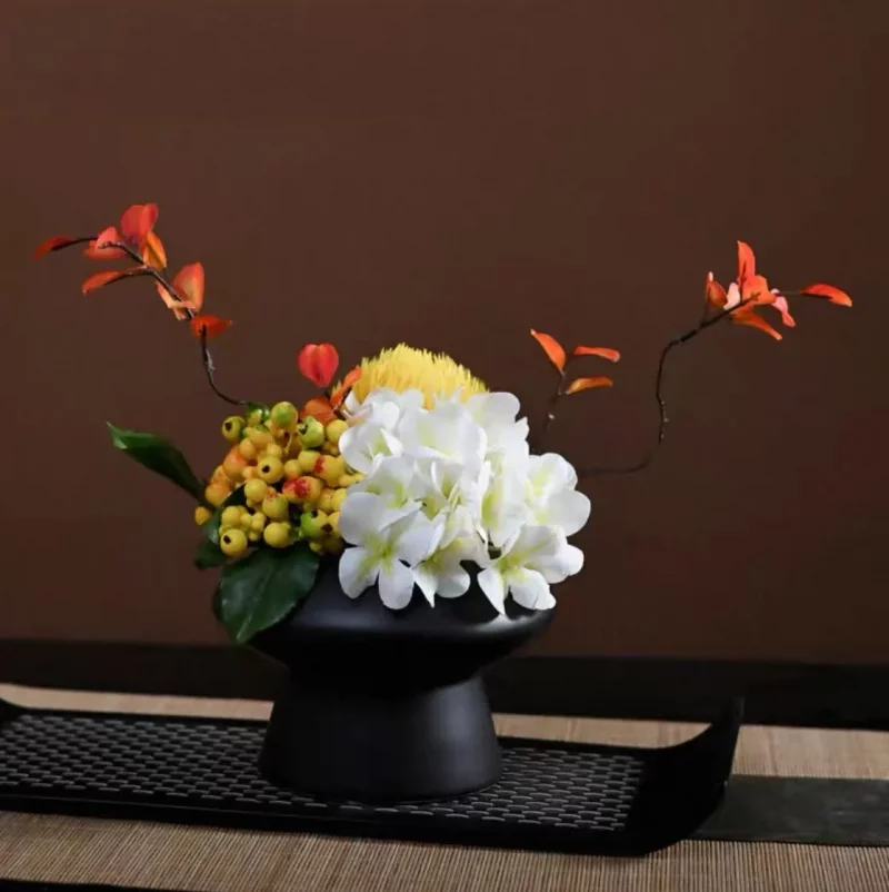 Composition “Crépuscule Doré” – Hortansia blanc et baies jaunes