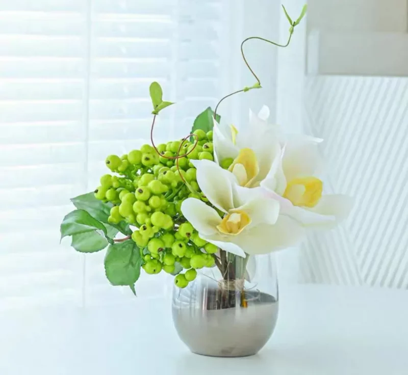 Composition “Printemps Éternel” – Magnolias blancs et baies vertes