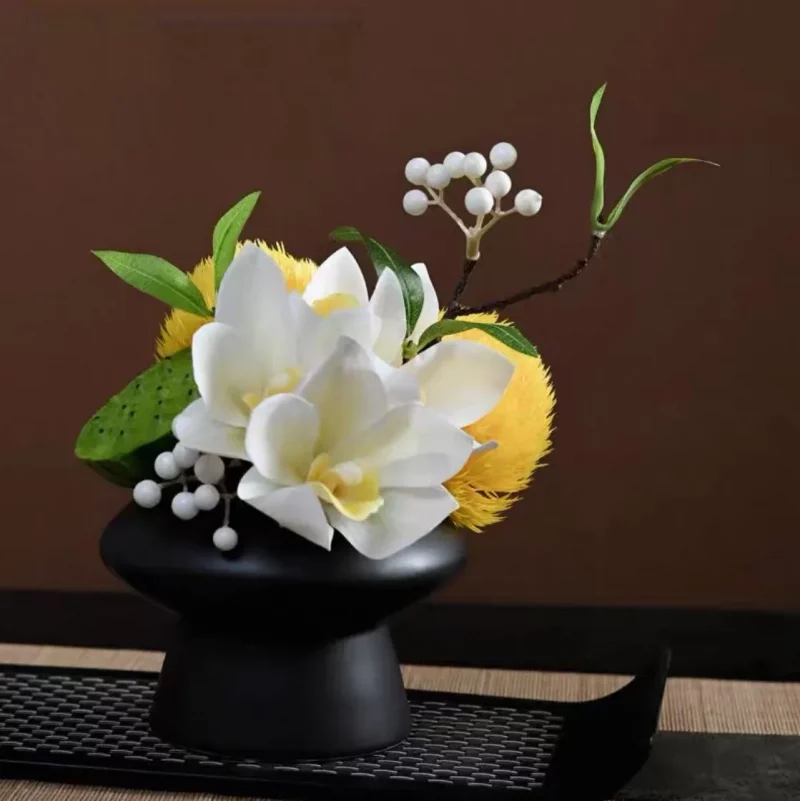 Composition onirique “Écho Lointain” – Magnolias blancs, dahlias jaune et nénuphar