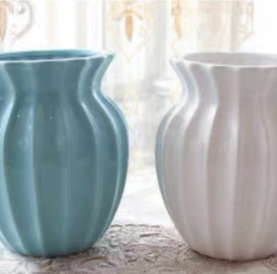 composition-florale-vases-ceramique-blanc-bleu