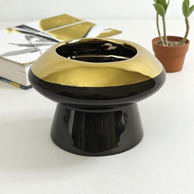 composition-florale-vase-ceramique-noir-col-dore