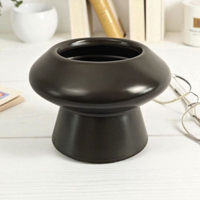 composition-florale-vase-ceramique-noir