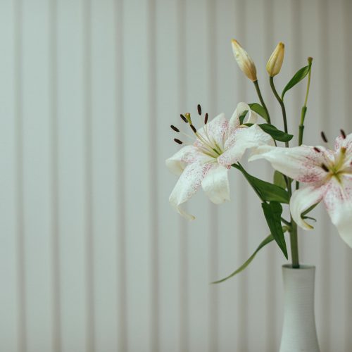 Composition Florale Artificielle ou Fleurs Fraîches ? 5 Bonnes Raisons de Choisir la Durabilité