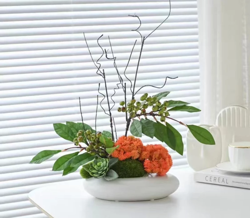 Composition florale blanche – Baies vertes et tiges hautes