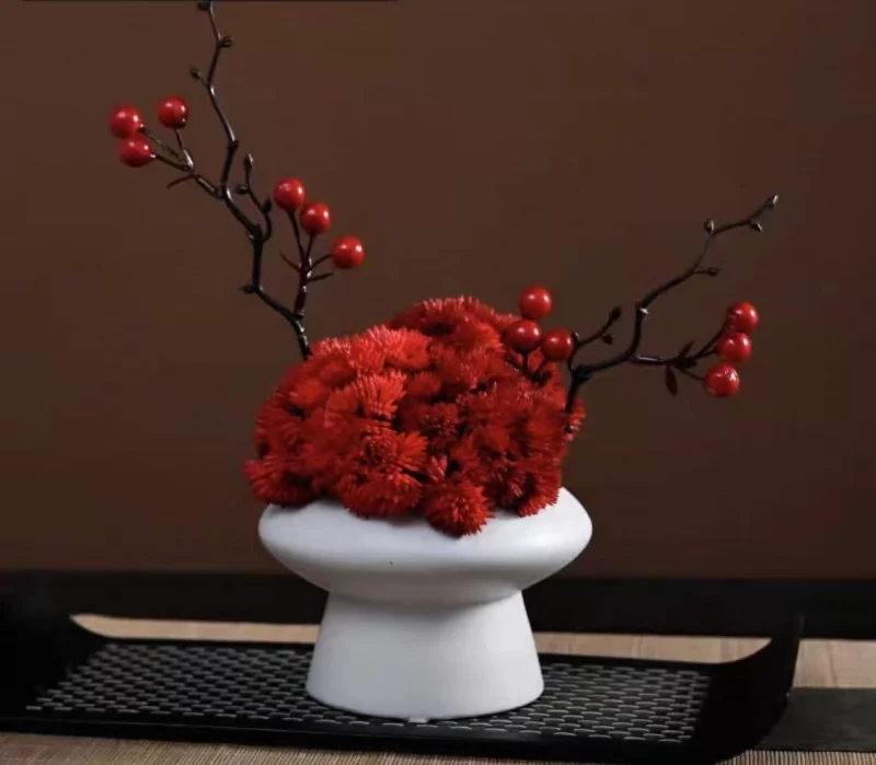 Arrangement floral jaune – baies et fruits rouges