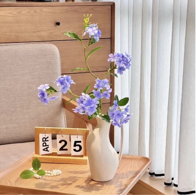 “Cygne Céleste” – Vase emphore aux Plumbagos