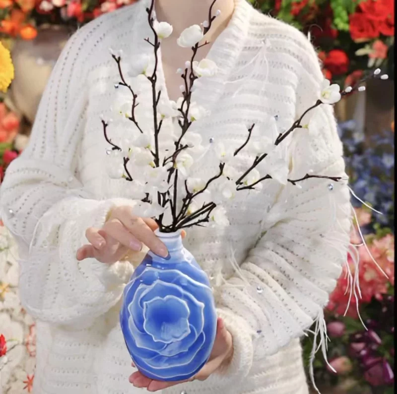 Neige Éternelle – Prunus blanc + vase laqué bleu