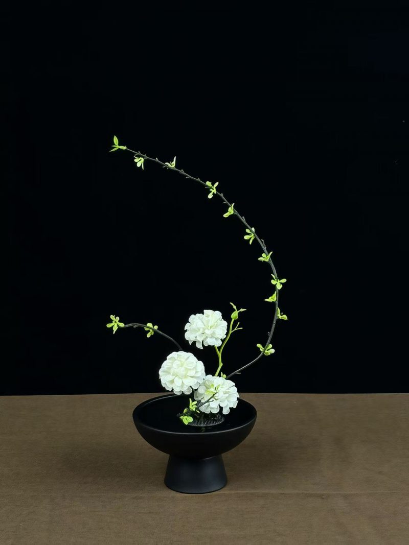 Composition printanière – Fleurs blanches et bourgeons verts