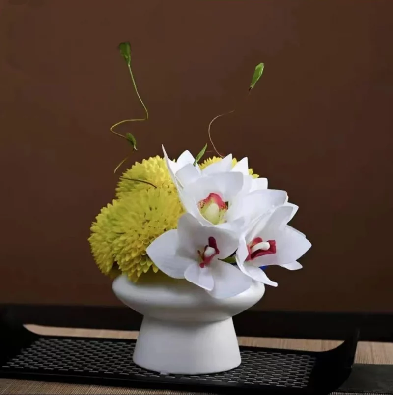 Arrangement “Nid d’Élégance” – Magnolia blancs et dahlias jaunes