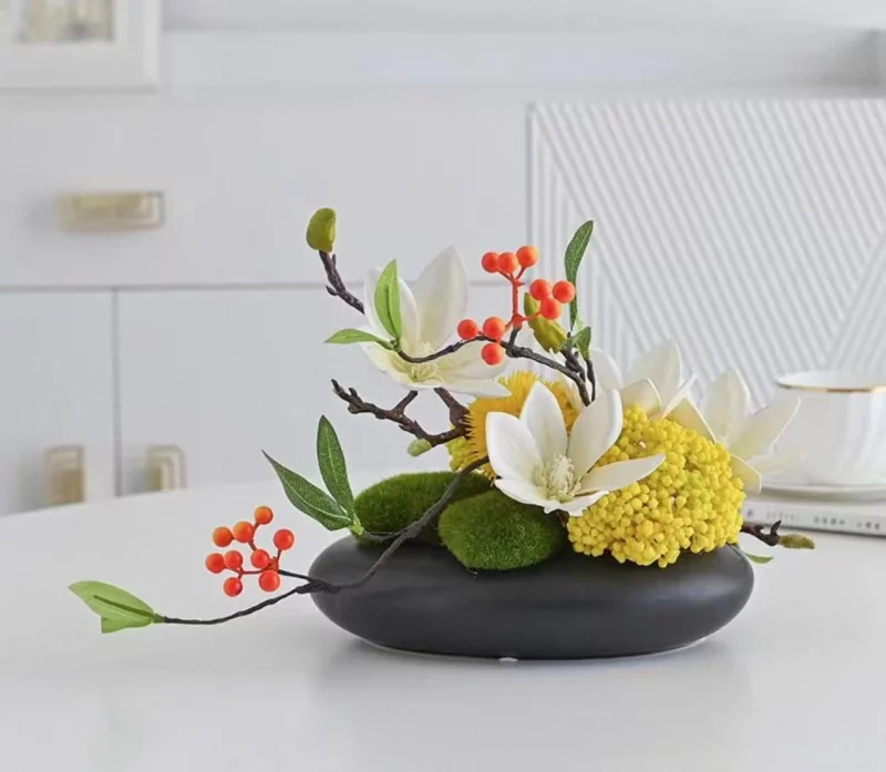 Arrangement vibrant – Magnolias, fruits jaunes et baies orangées