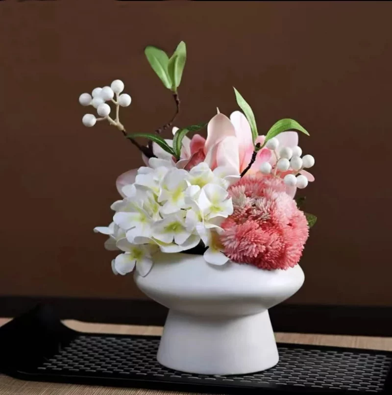 Composition “Élégance Discrète” – Magnolia rose, hortansia blanc et baies blanches