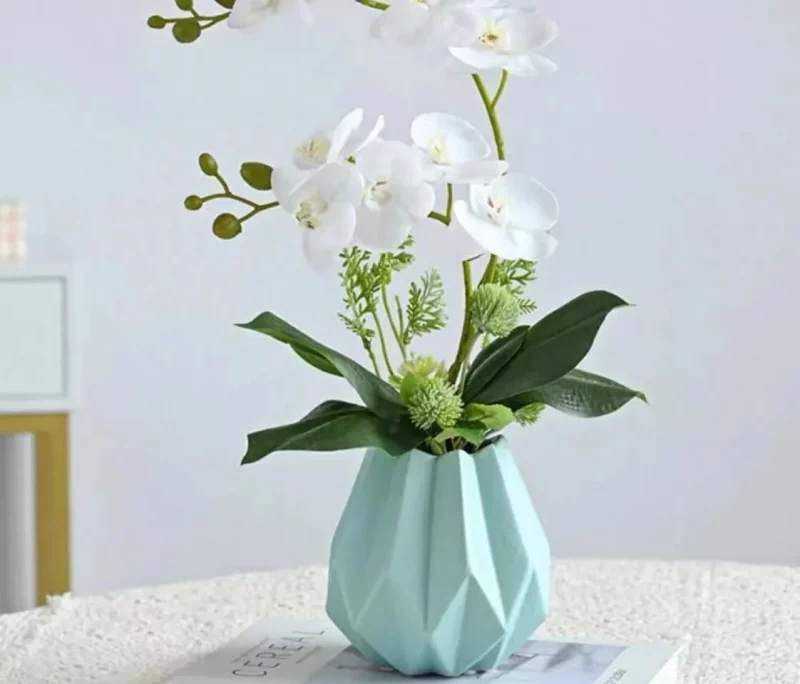 Arrangements d’orchidées de couleurs variées – Support plié blanc