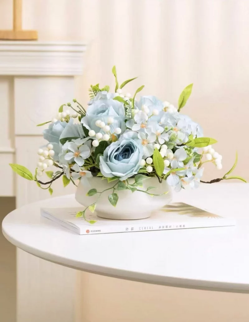 Centre de table moderne – Roses et baies de couleurs variées