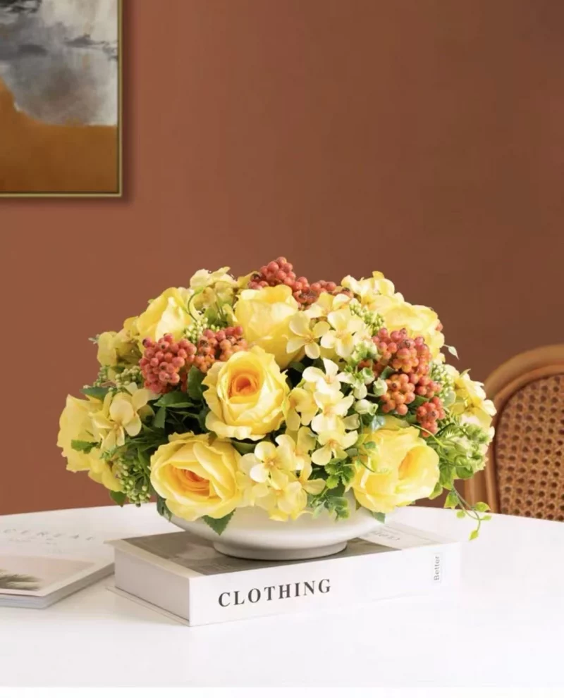 Centre de table moderne – Roses et baies de couleurs variées