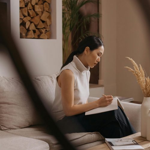 Créer une “Zen Zone” chez soi : le Rôle Clé d’une Composition Florale Apaisante